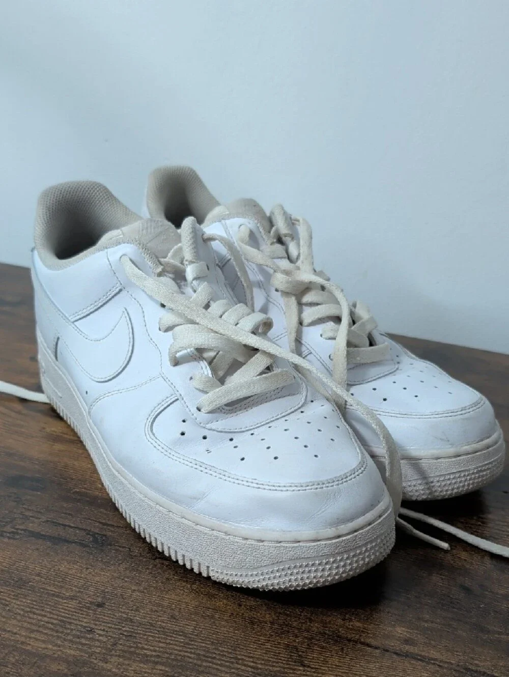 Nike Men's Low-Top Sneakers in White with Beige Accents